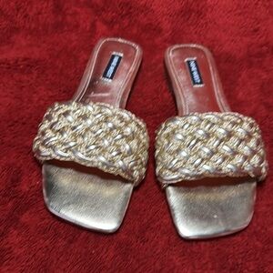 NINE WEST GOLD BRAIDED FLAT SANDALS SIZE 6